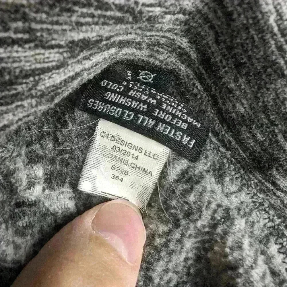 {Snozu} size medium•full zip sweater•black and grey - Picture 14 of 14